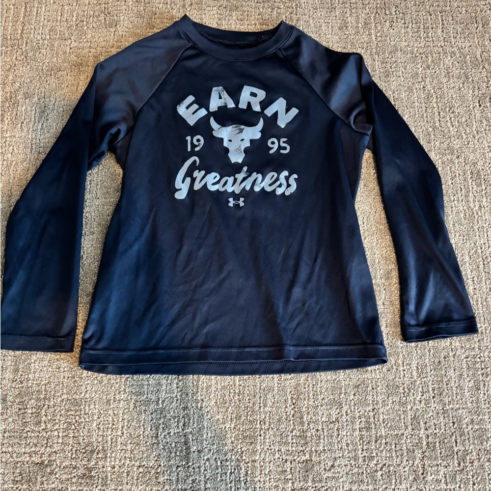 Boys' Under Armour Project Rock Earn Greatness Long Sleeve athletic shirt YXS